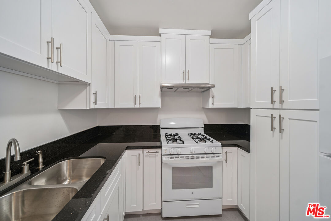 217 Carondelet Unit: 4