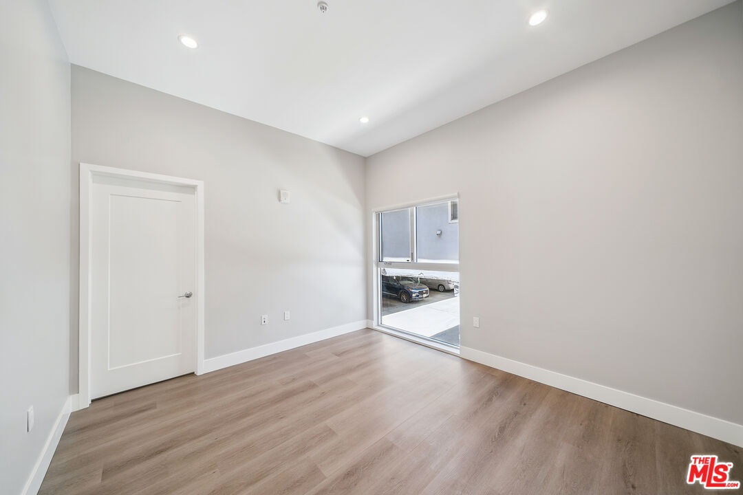 1223 N Hayworth Ave Unit: 9