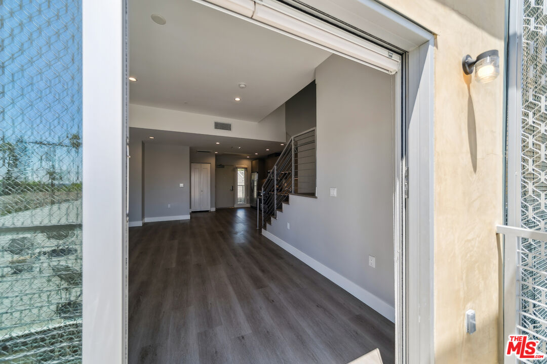 1223 N Hayworth Ave Unit: 9
