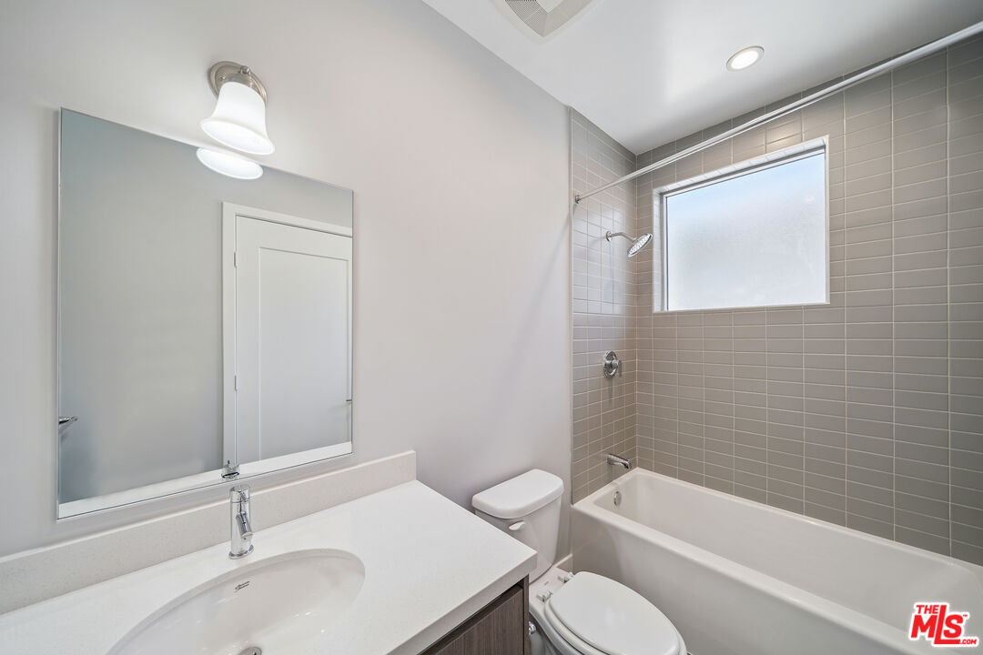 1223 N Hayworth Ave Unit: 9