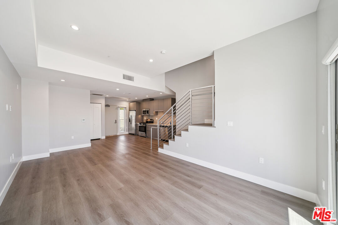 1223 N Hayworth Ave Unit: 9