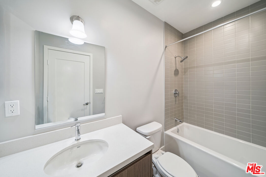 1223 N Hayworth Ave Unit: 9