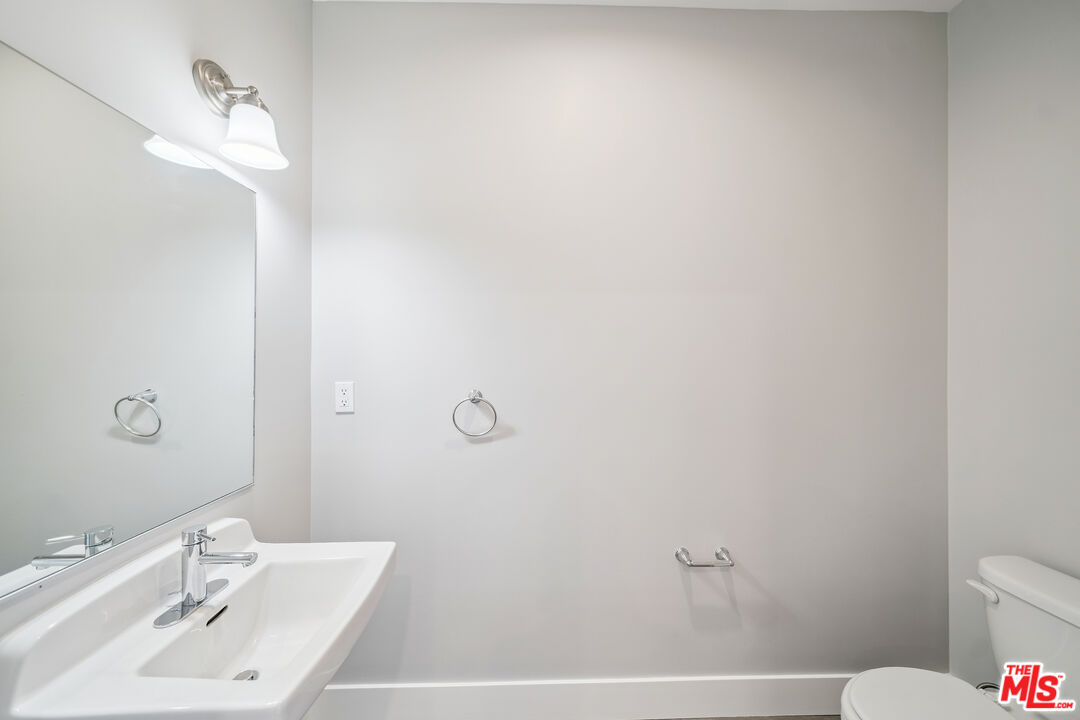1223 N Hayworth Ave Unit: 9