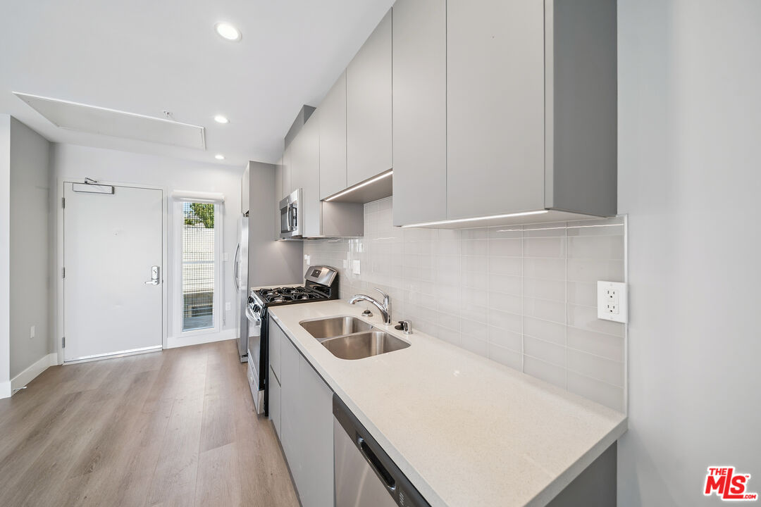 1223 N Hayworth Ave Unit: 9