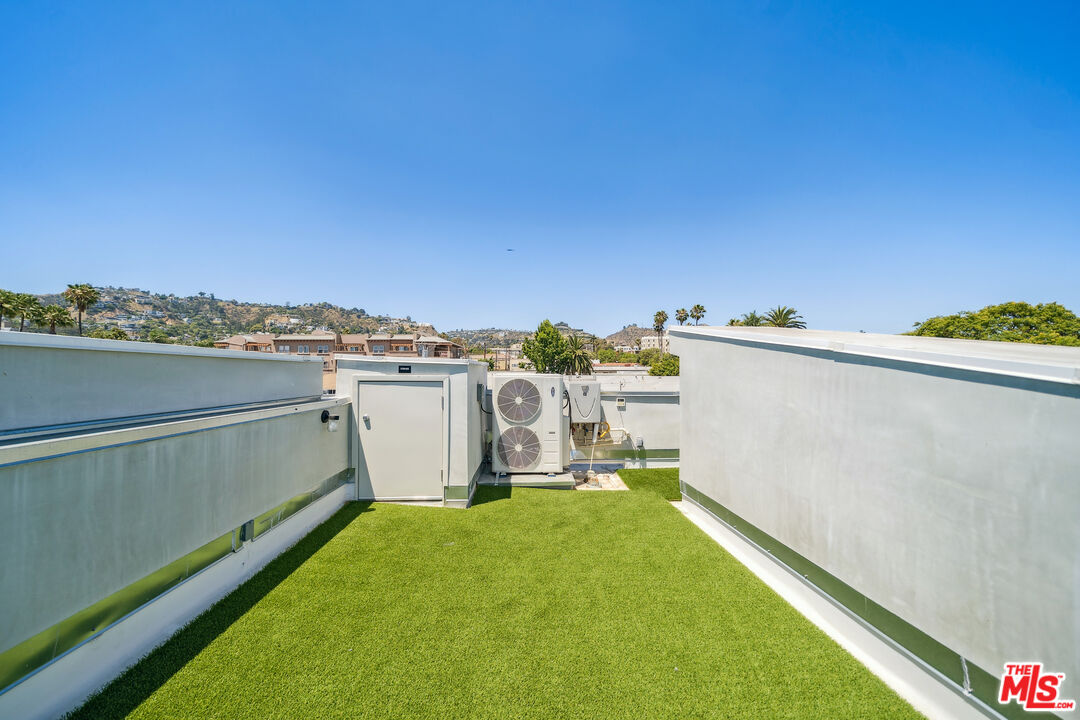 1223 N Hayworth Ave Unit: 9