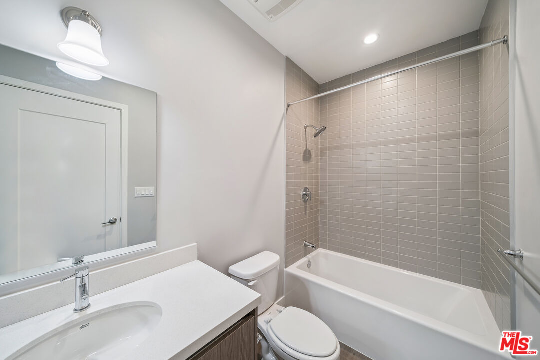 1223 N Hayworth Ave Unit: 9