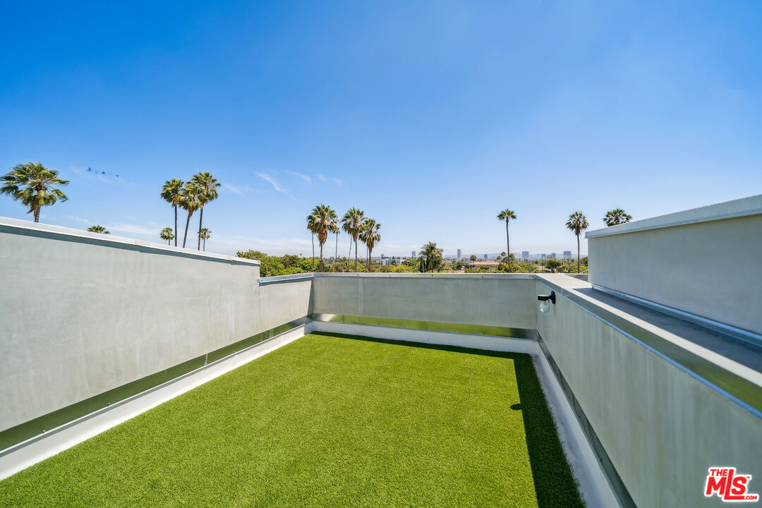 1223 N Hayworth Ave Unit: 9