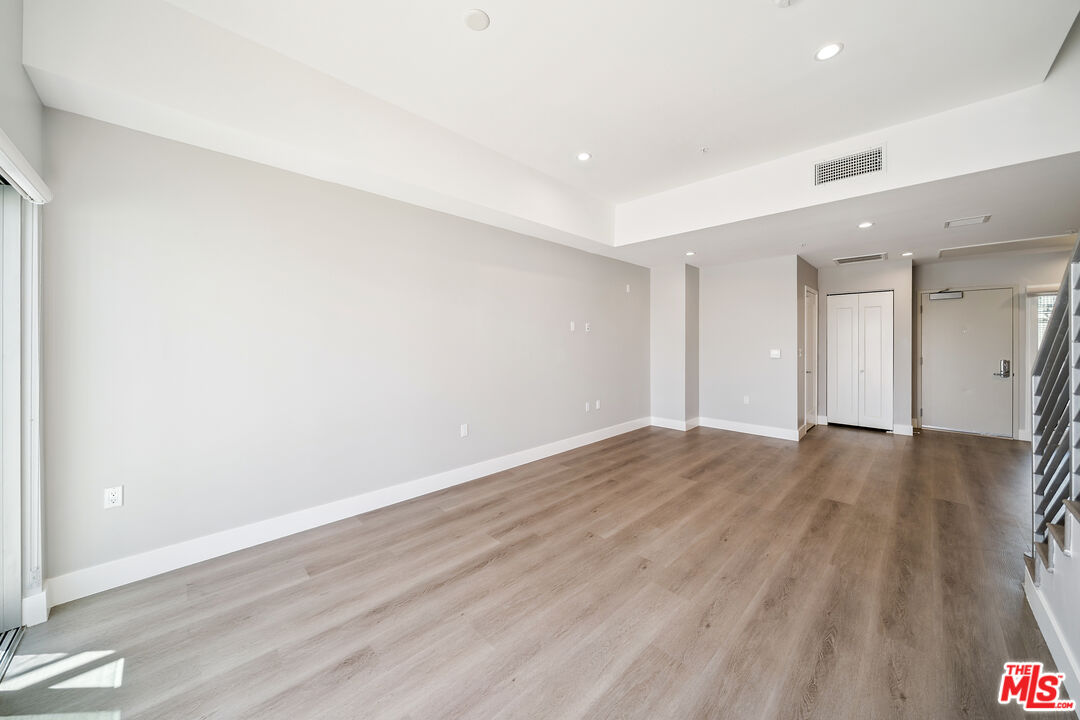 1223 N Hayworth Ave Unit: 9