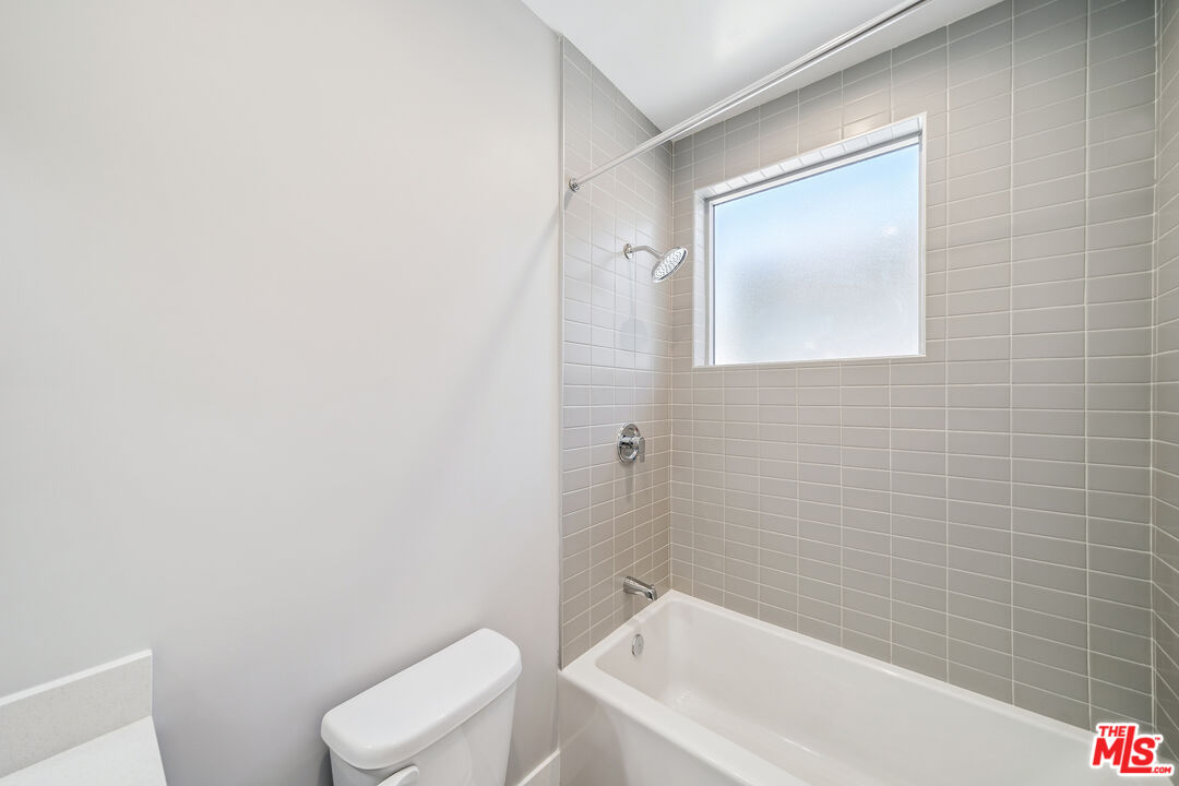 1223 N Hayworth Ave Unit: 9