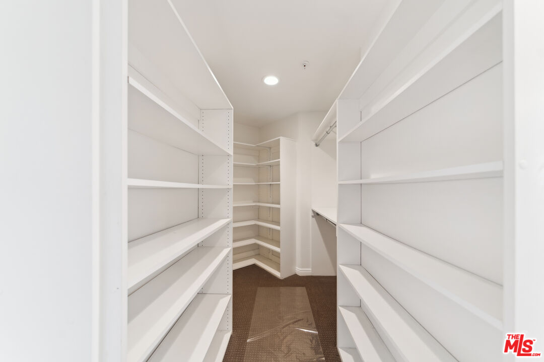 1508 Greenfield Ave Unit: 307