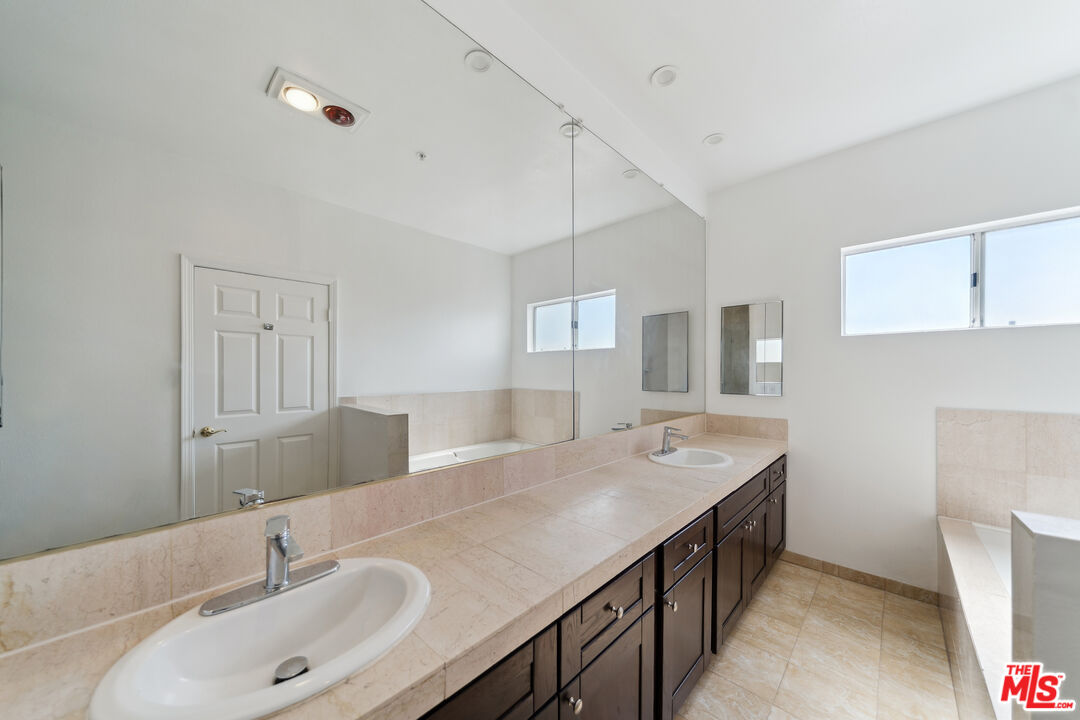1508 Greenfield Ave Unit: 307