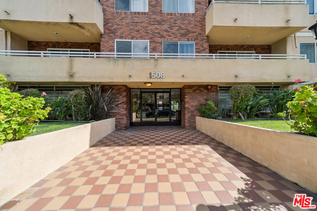1508 Greenfield Ave Unit: 307