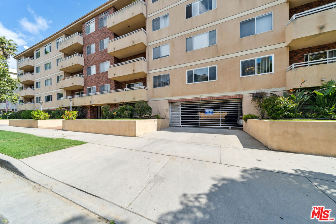 1508 Greenfield Ave Unit: 307