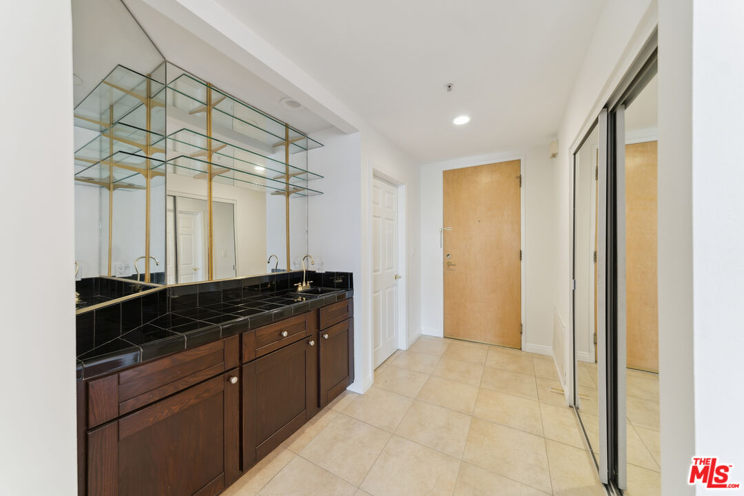 1508 Greenfield Ave Unit: 307
