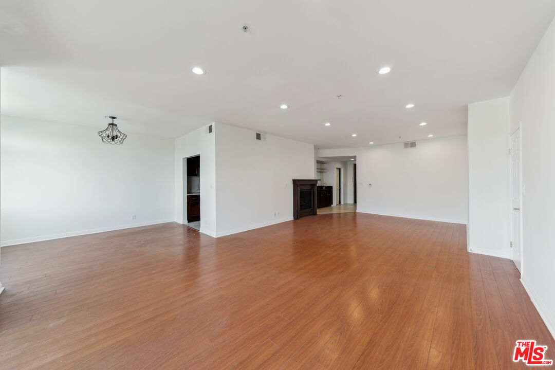 1508 Greenfield Ave Unit: 307