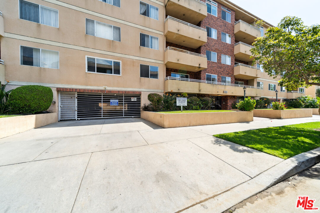 1508 Greenfield Ave Unit: 307