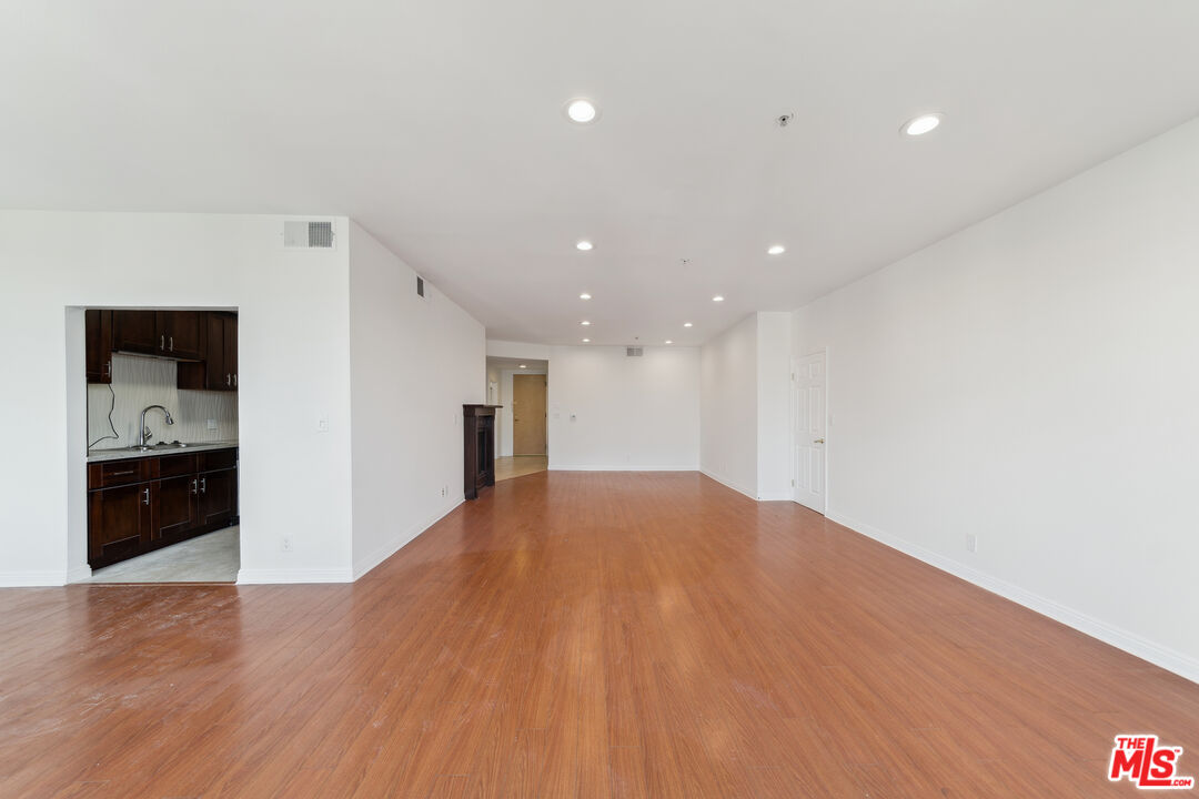 1508 Greenfield Ave Unit: 307