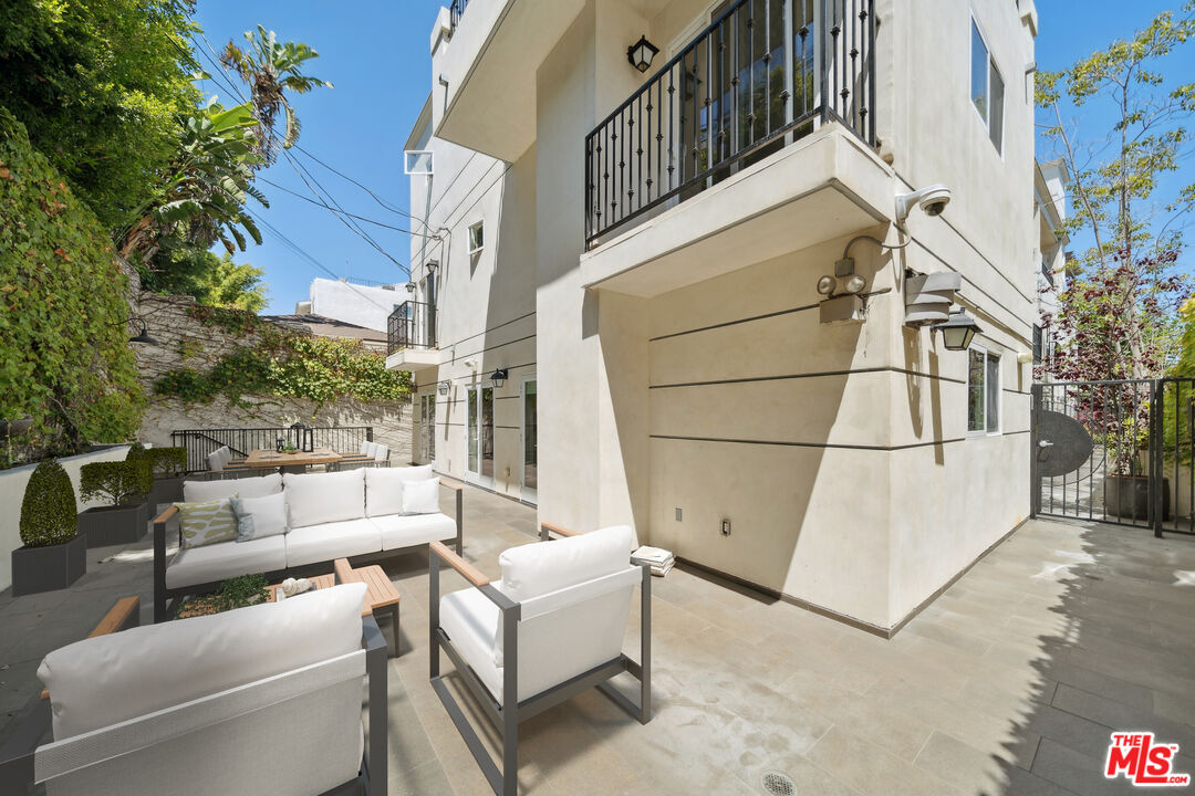 1529 S Beverly Dr. Unit: 1