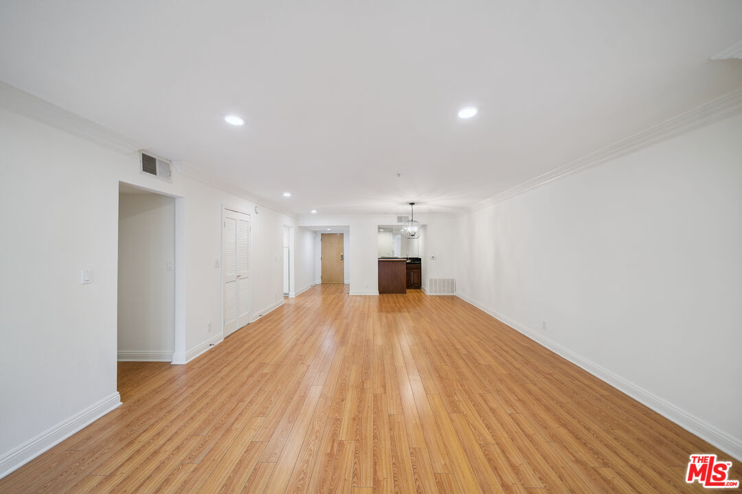 1508 Greenfield Ave Unit: 206
