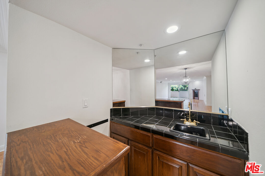 1508 Greenfield Ave Unit: 206
