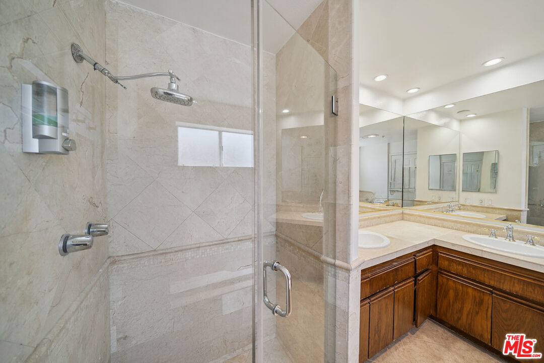 1508 Greenfield Ave Unit: 206
