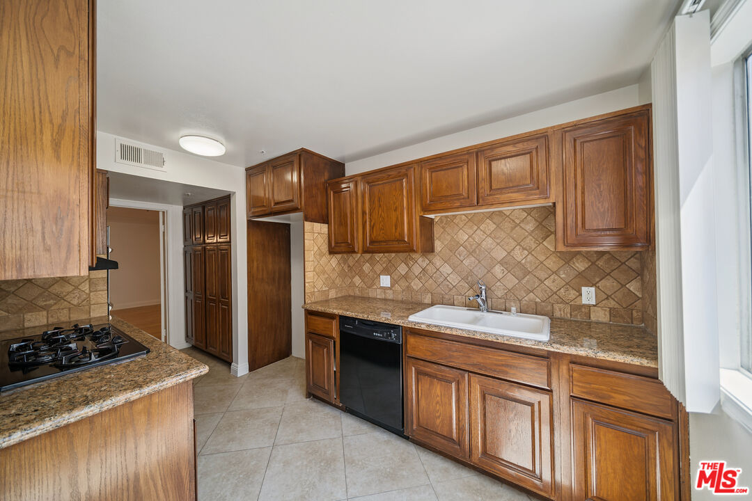 1508 Greenfield Ave Unit: 206