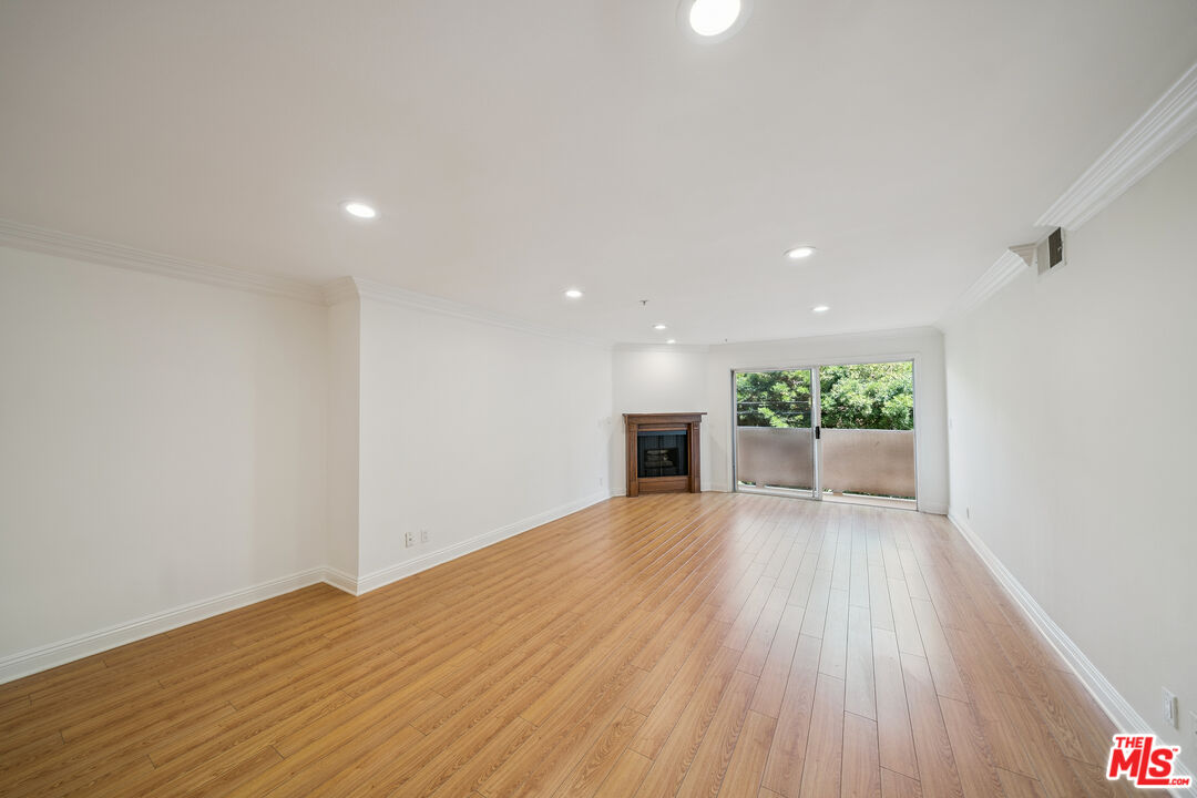 1508 Greenfield Ave Unit: 206