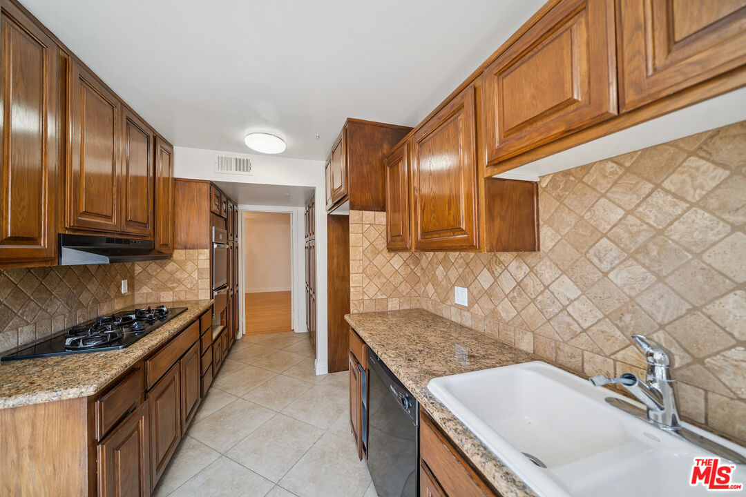 1508 Greenfield Ave Unit: 206
