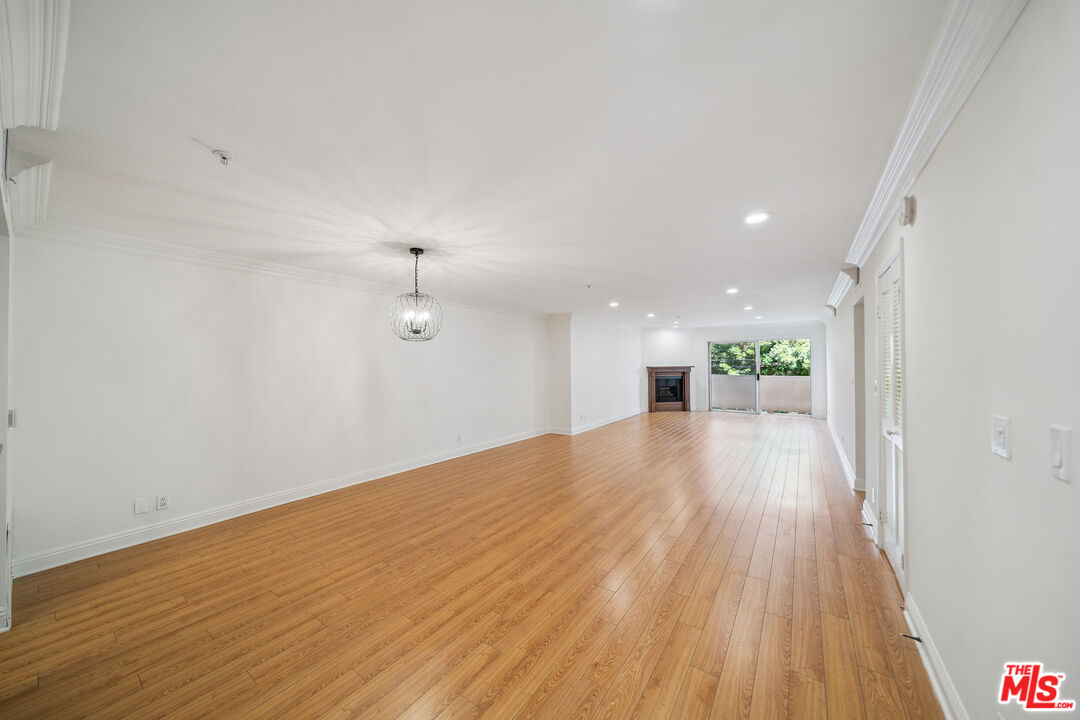 1508 Greenfield Ave Unit: 206
