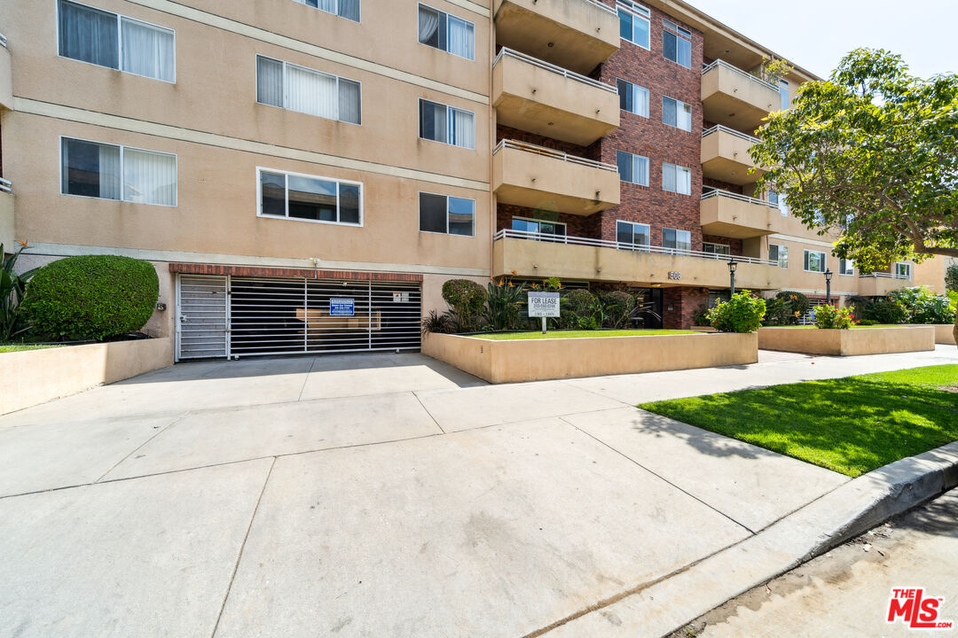 1508 Greenfield Ave Unit: 405