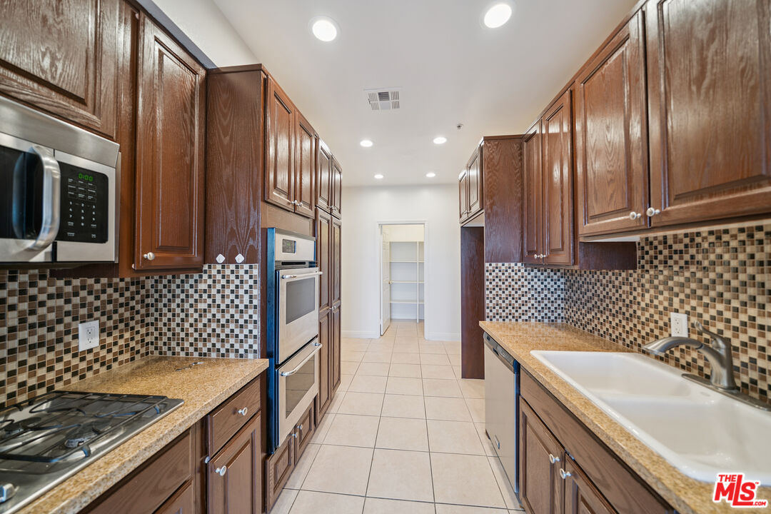 1508 Greenfield Ave Unit: 405