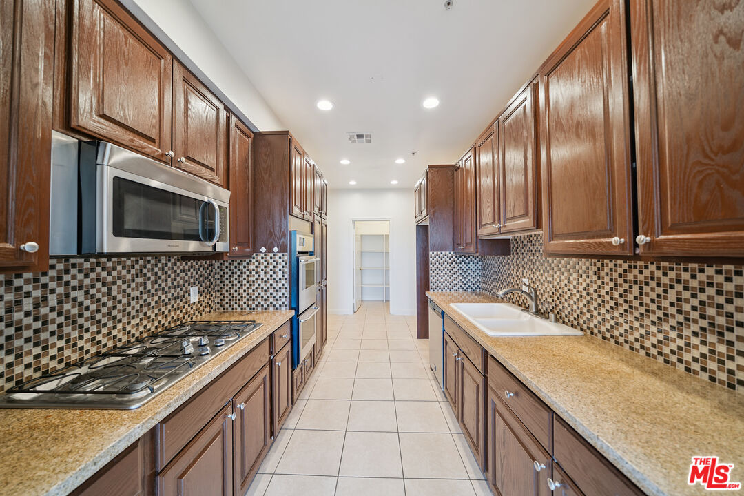 1508 Greenfield Ave Unit: 405