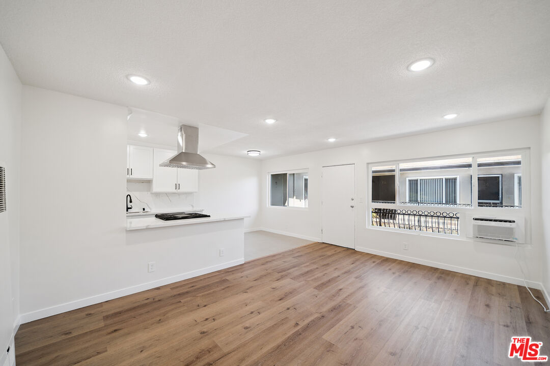 7209 Willoughby Ave Unit: 9