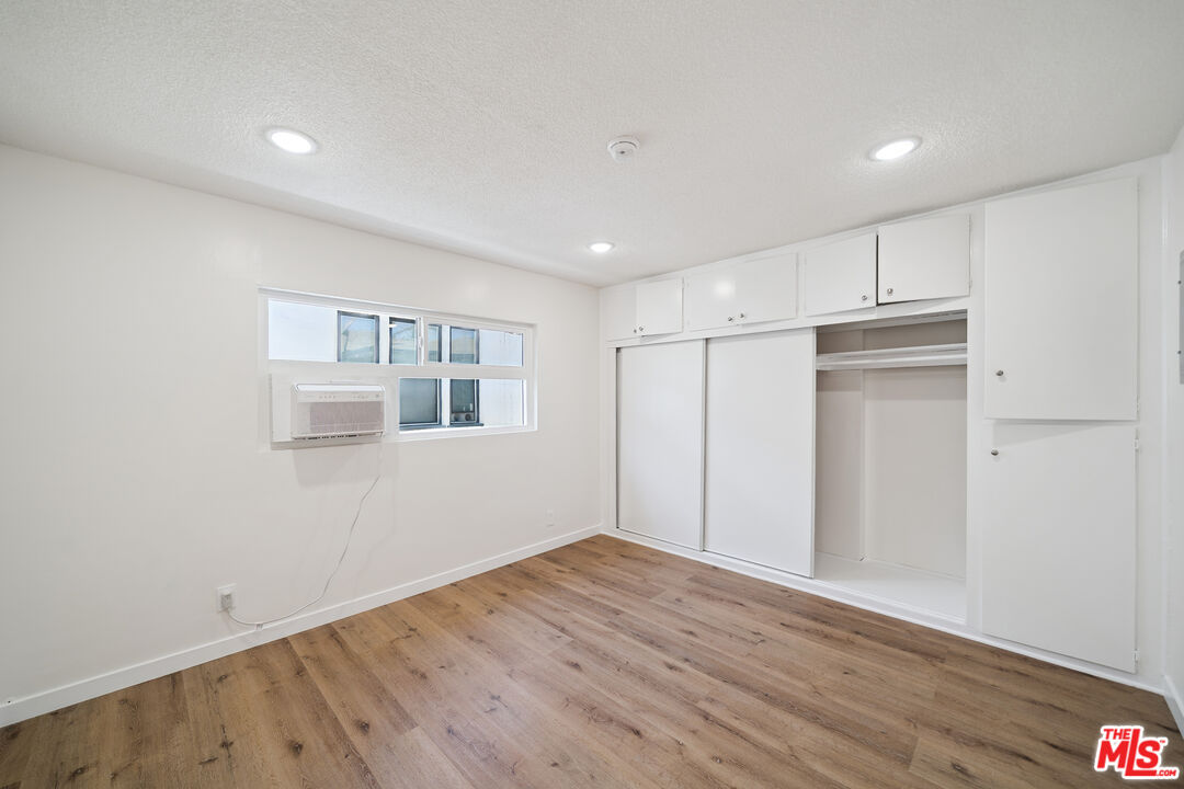 7209 Willoughby Ave Unit: 9