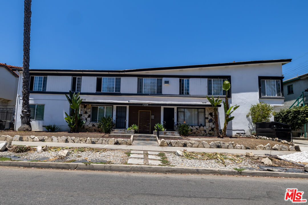 7209 Willoughby Ave Unit: 9