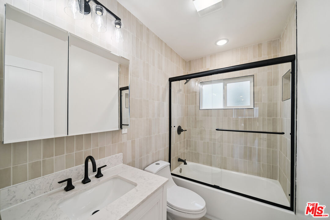 7209 Willoughby Ave Unit: 9