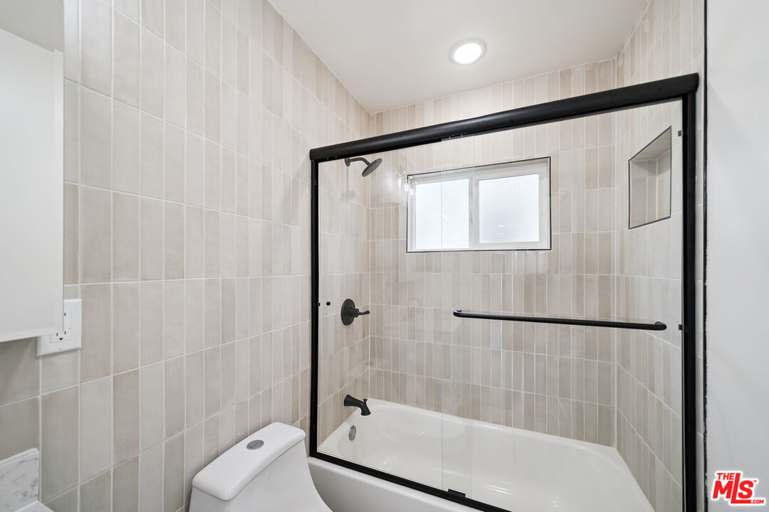 7209 Willoughby Ave Unit: 9