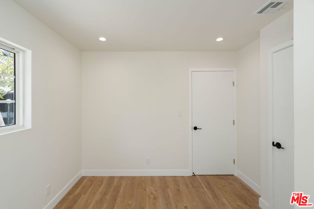 325 N Wilton Pl