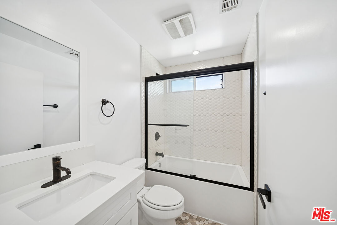 837 N Harvard Blvd. Unit: 837 1/2