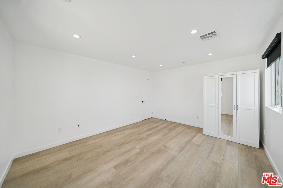 837 N Harvard Blvd. Unit: 837 1/2