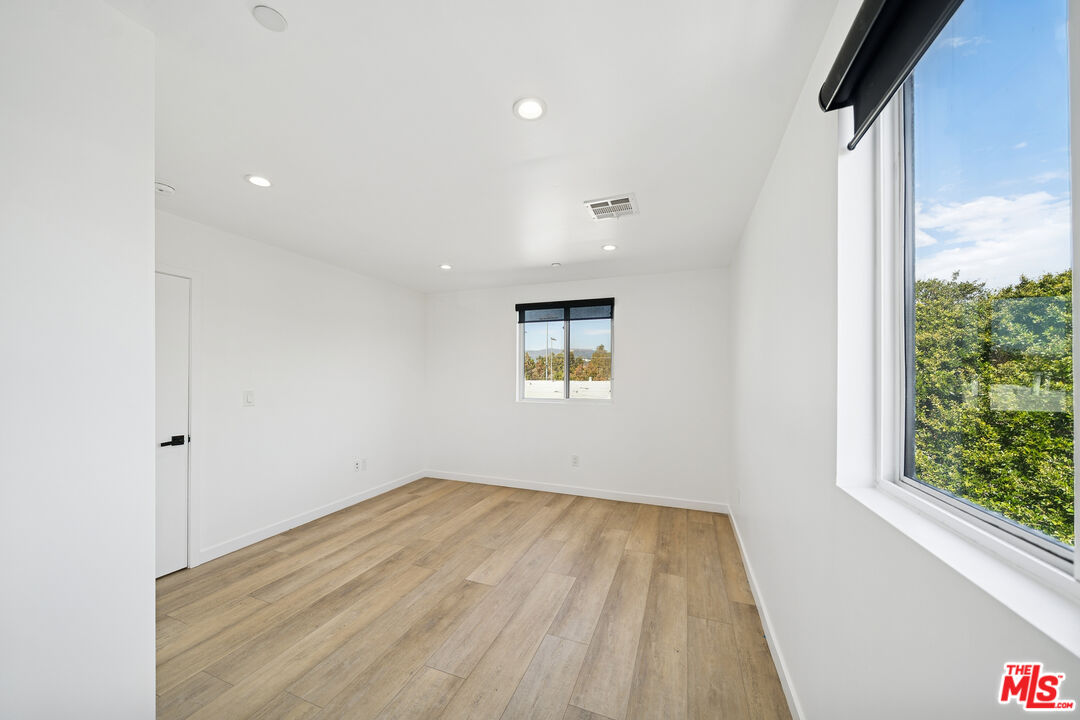 837 N Harvard Blvd. Unit: 837 1/2