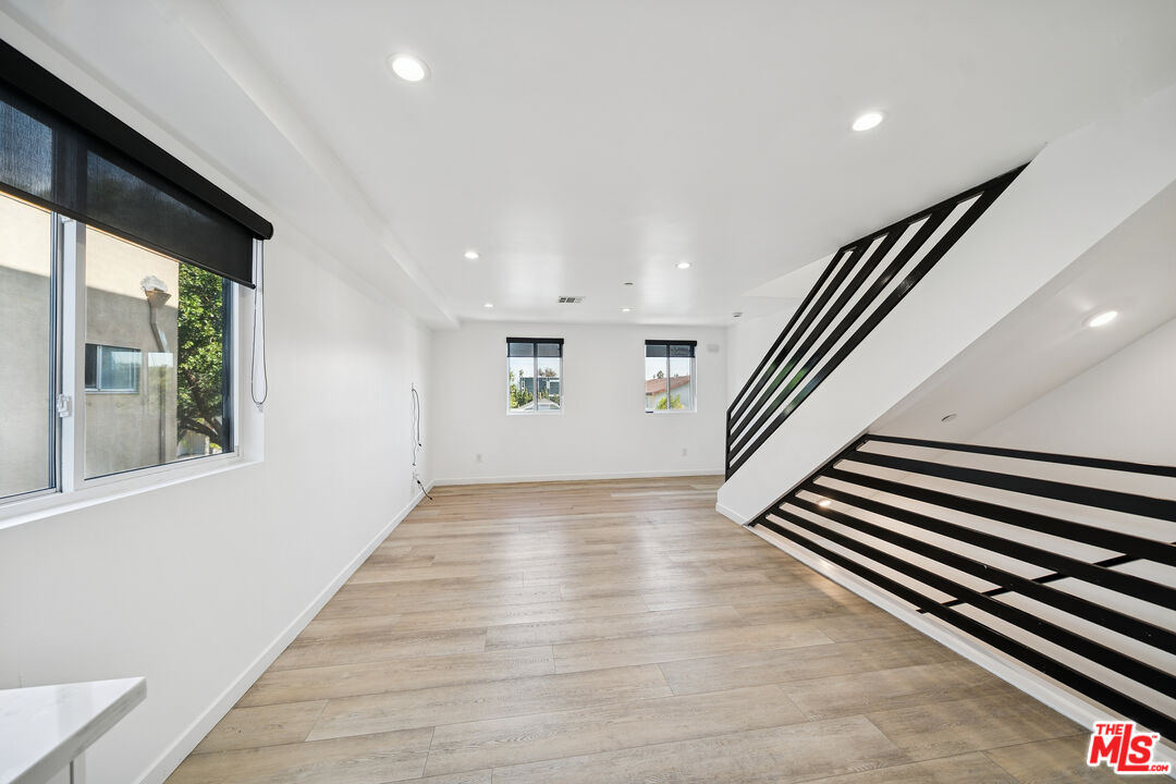 837 N Harvard Blvd. Unit: 837 1/2