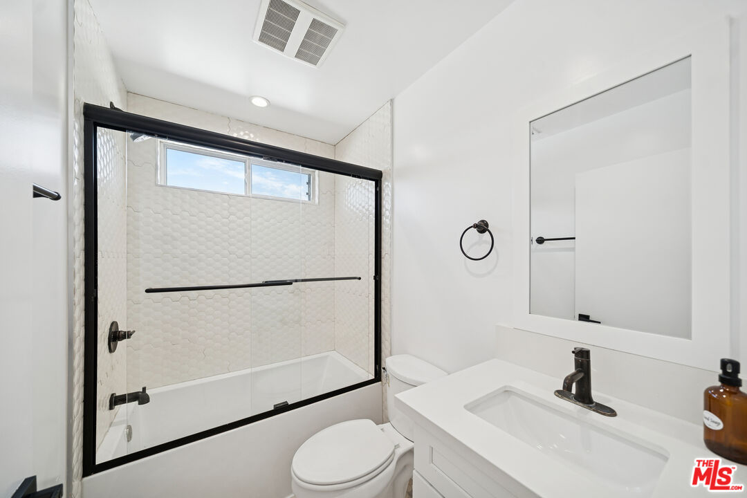 837 N Harvard Blvd. Unit: 837 1/2