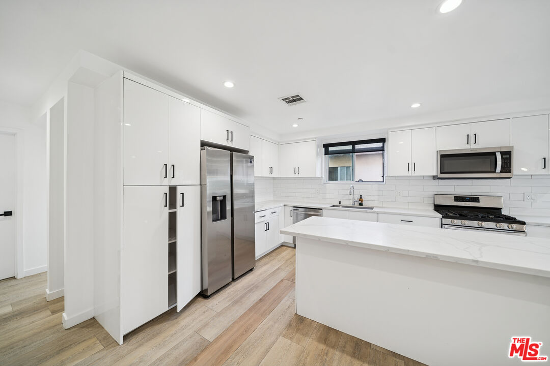 837 N Harvard Blvd. Unit: 837 1/2