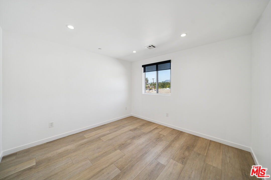 837 N Harvard Blvd. Unit: 837 1/2