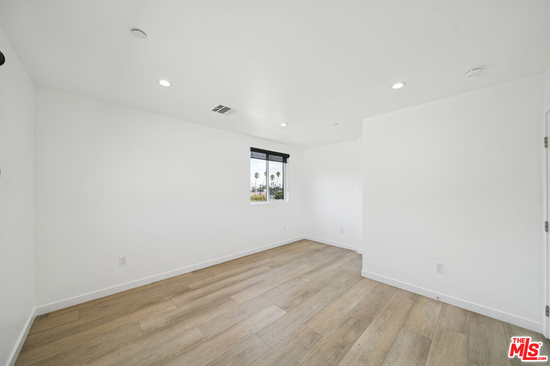 837 N Harvard Blvd. Unit: 837 1/2