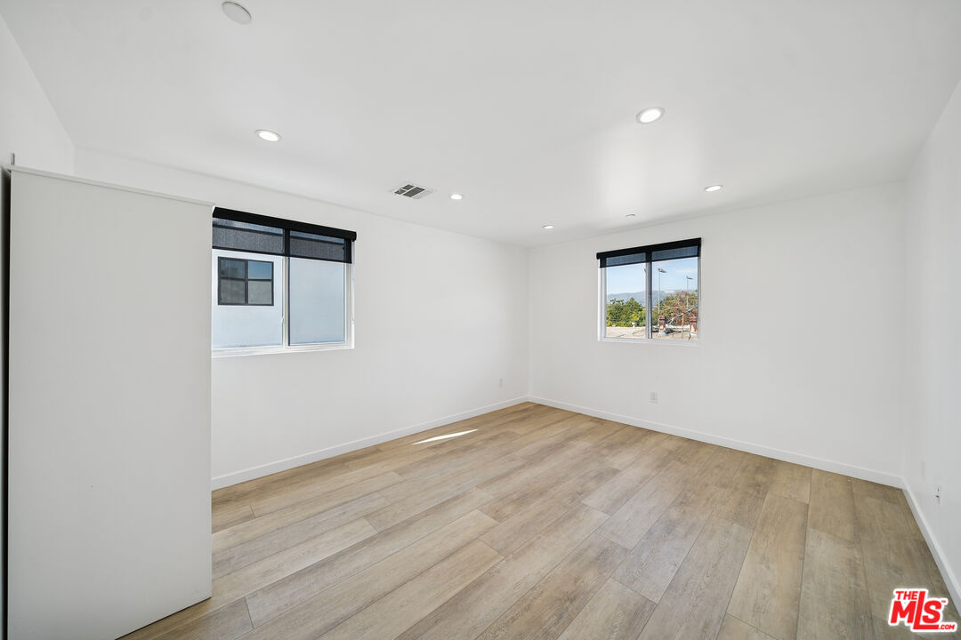 837 N Harvard Blvd. Unit: 837 1/2