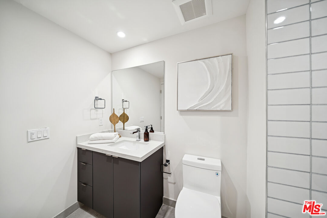 1051 S Corning St Unit: 204