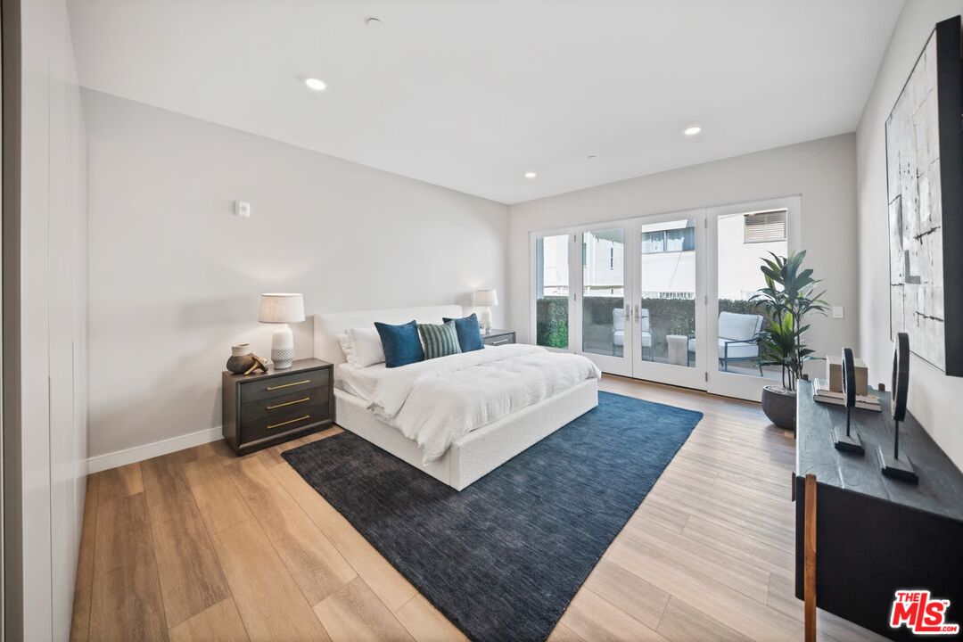 160 N La Peer Dr Unit: 202