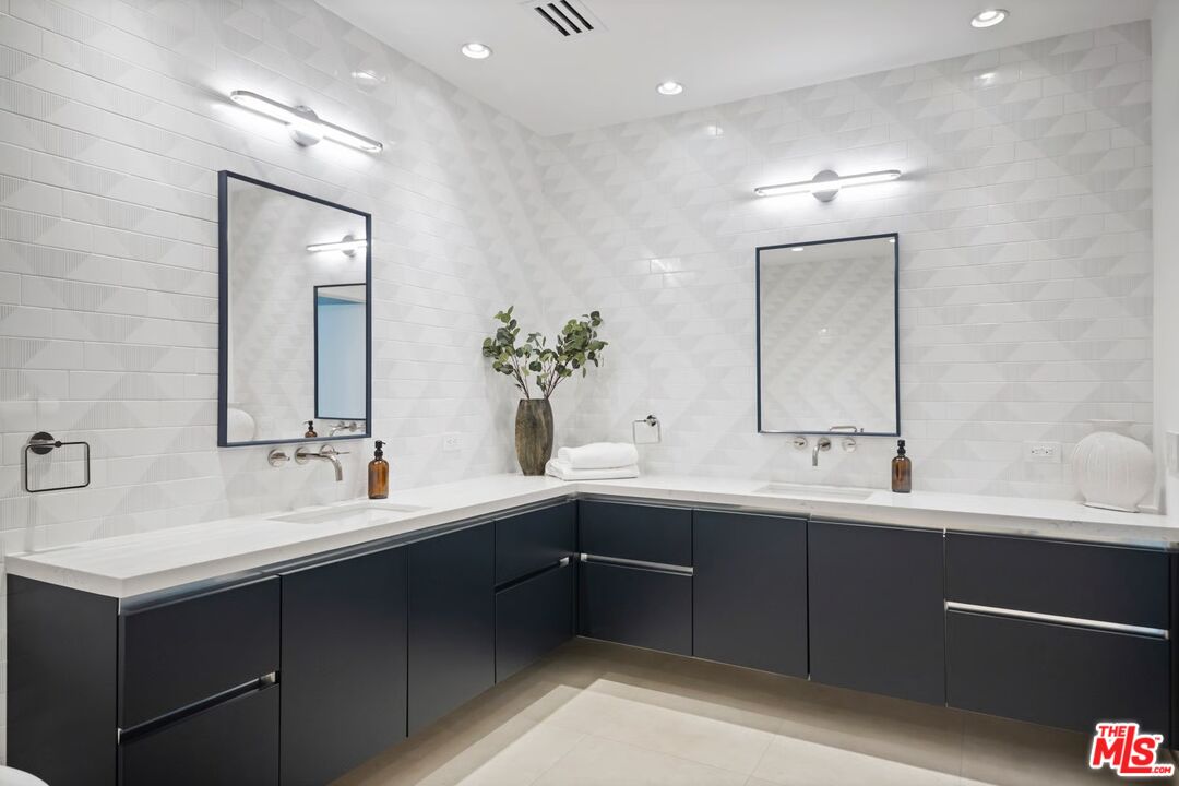 160 N La Peer Dr Unit: 205